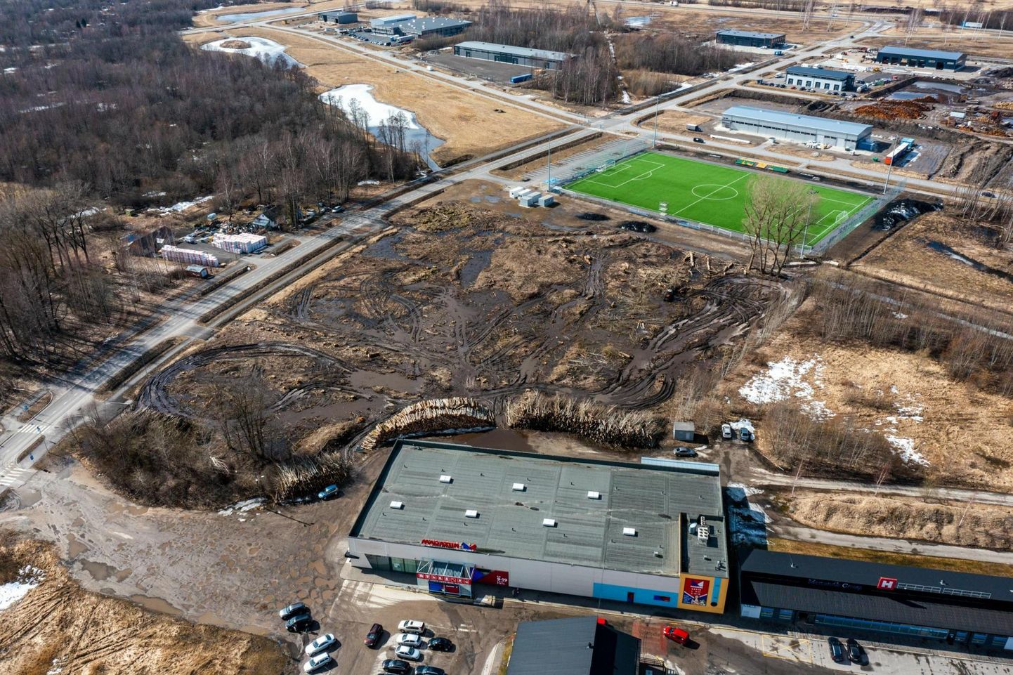 Pärnu jalgpallihalli ehituse eel on metsatukk juba Härma 3 krundilt kadunud.