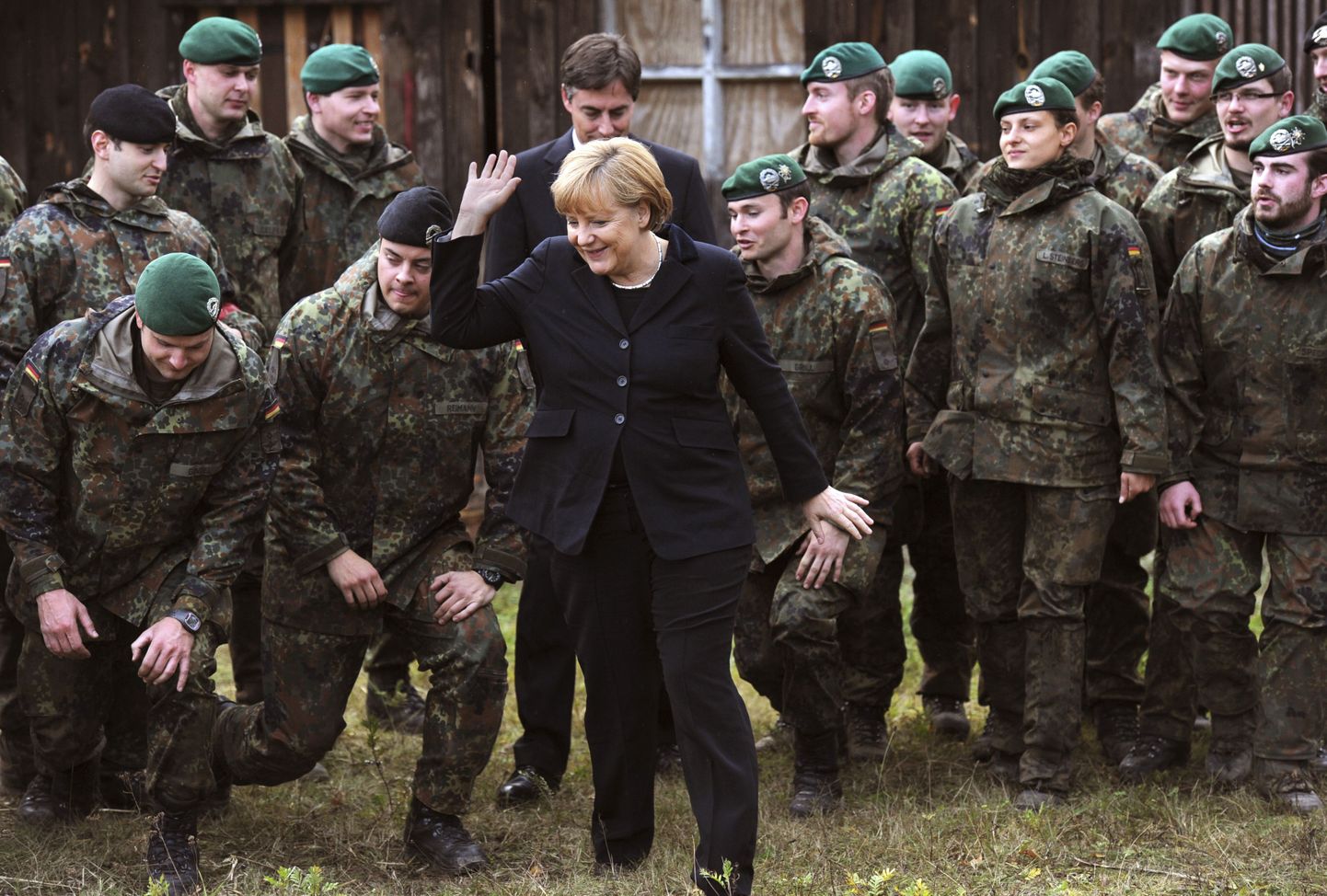 Saksa kantsler Angela Merkel ja sõdurid