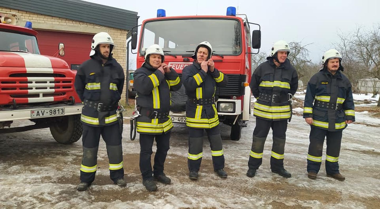 Valka piirkonna Kārķi asula tuletõrjujad Ukrainale antava päästeautoga.