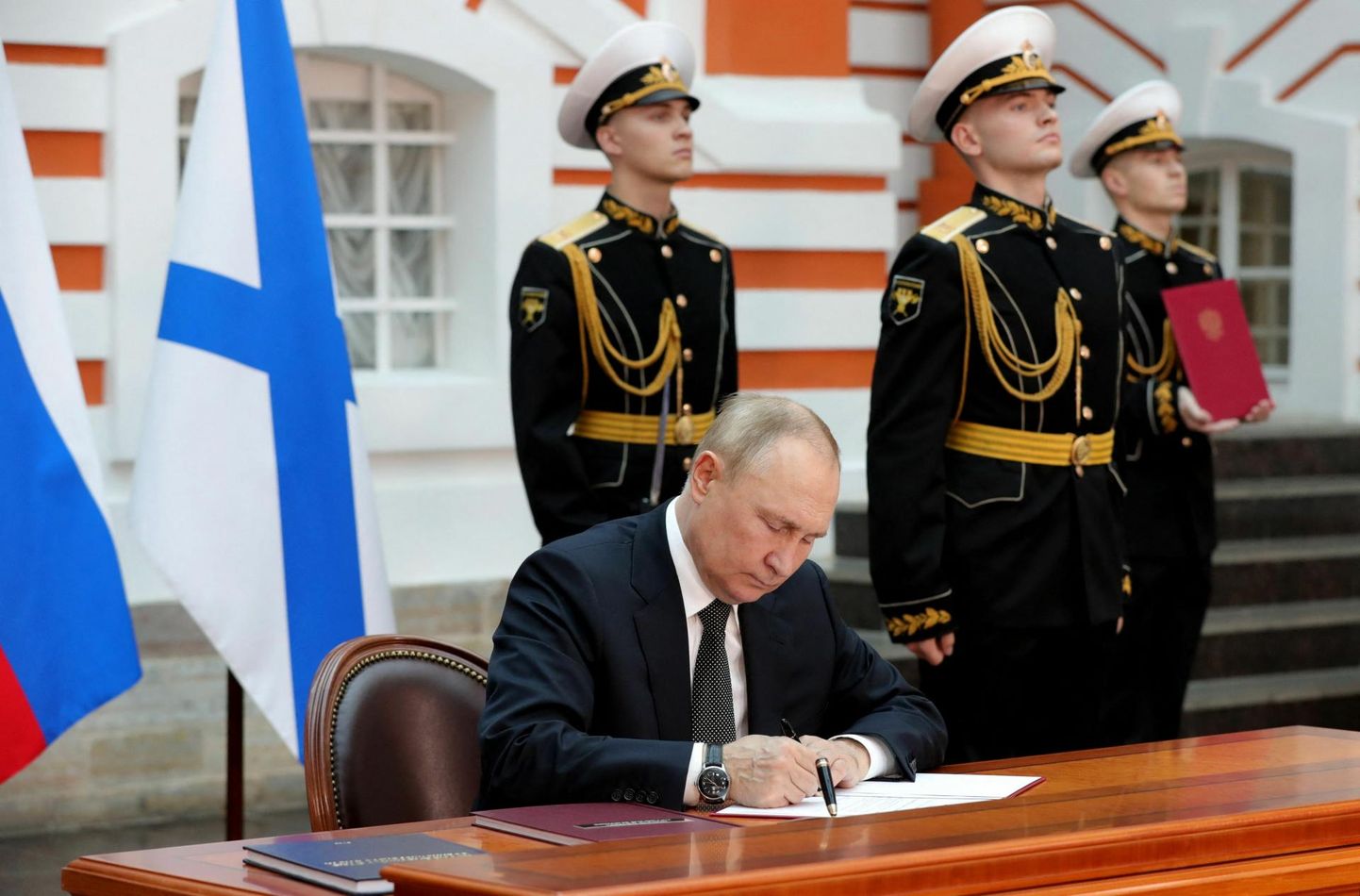 President Putin allkirjastamas Venemaa uut meredoktriini.