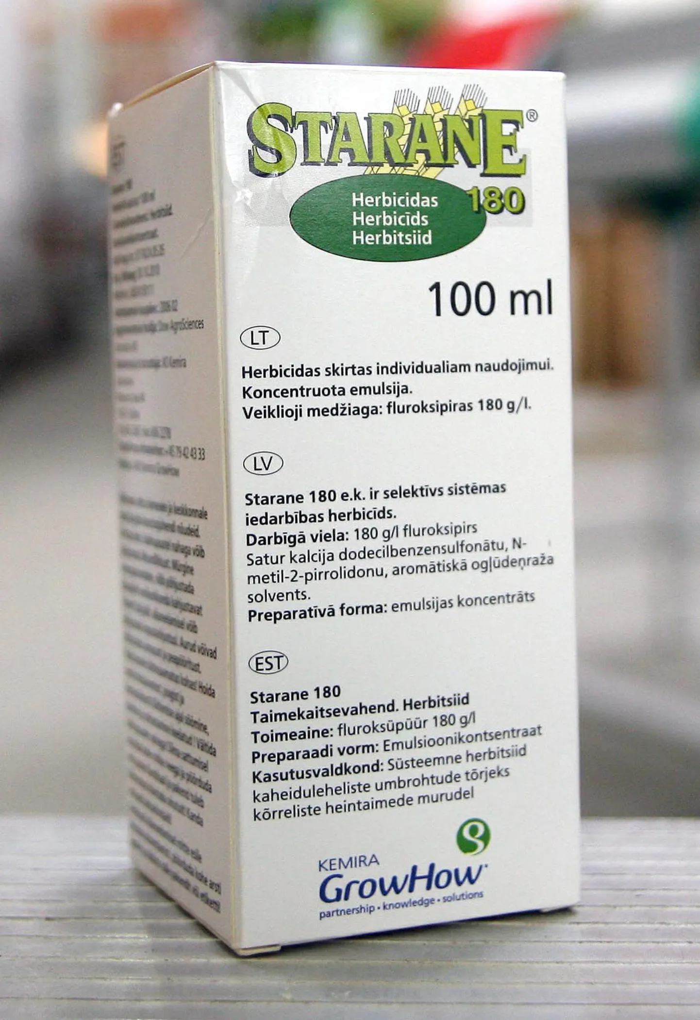 Umbrohutõrjenvahend jätab murus alles kõik kõrrelised, aga hävitab umbrohu.