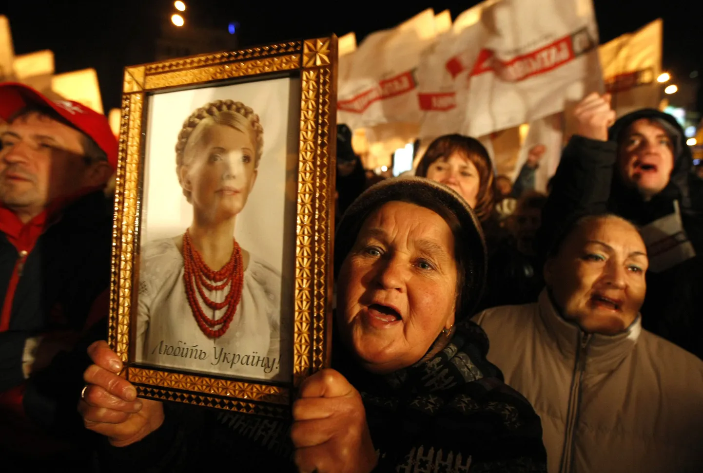 Julia Tõmošenko ja opositsioonierakondade poolehoidjad Kiievis 6. novembril.