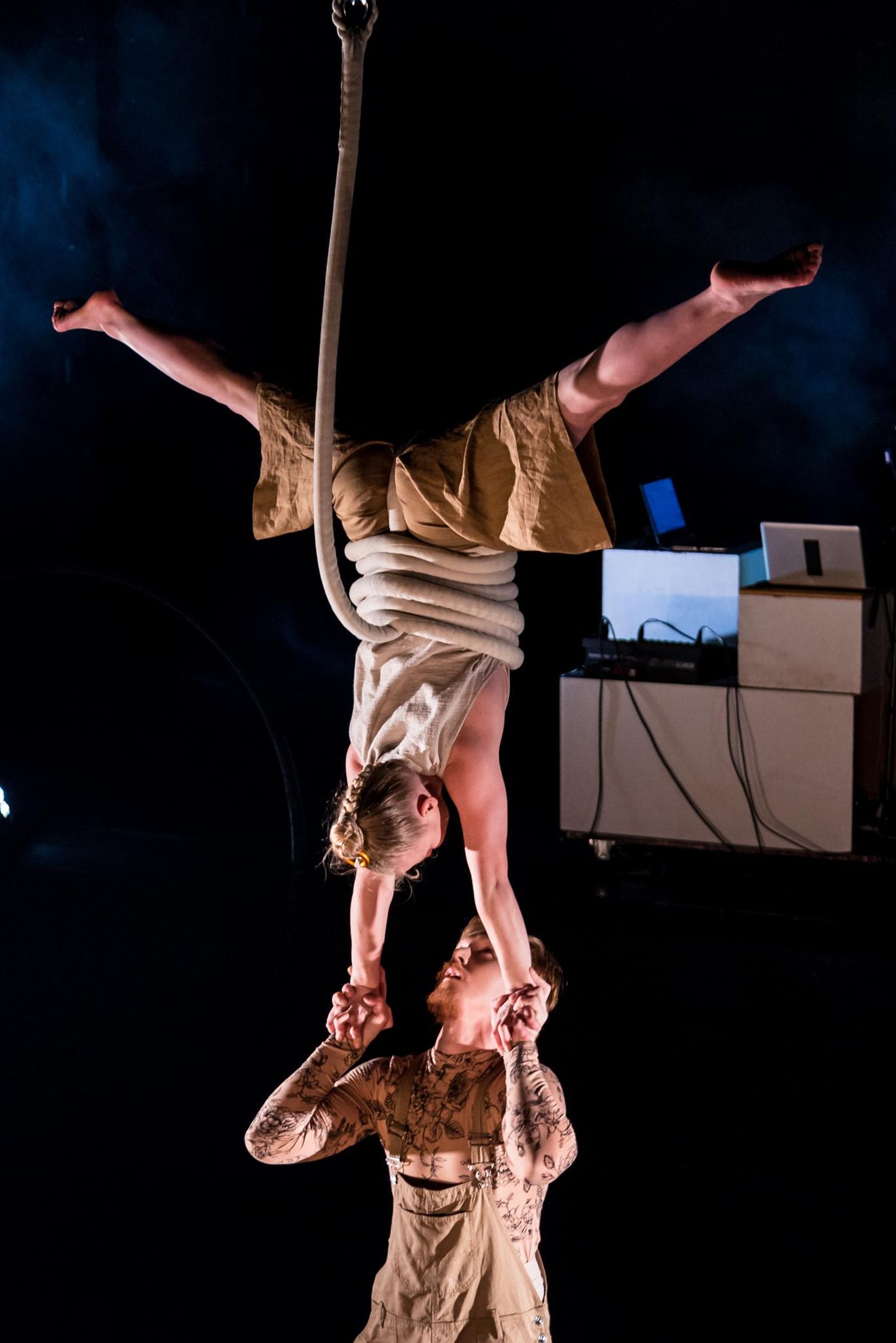 Hetk trupi Circus Sabok lavastusest «Ära jäta mind riplema», laval on artistid Kert Ridaste ja Saana Leppänen.  FOTO: Zoran Bakovic