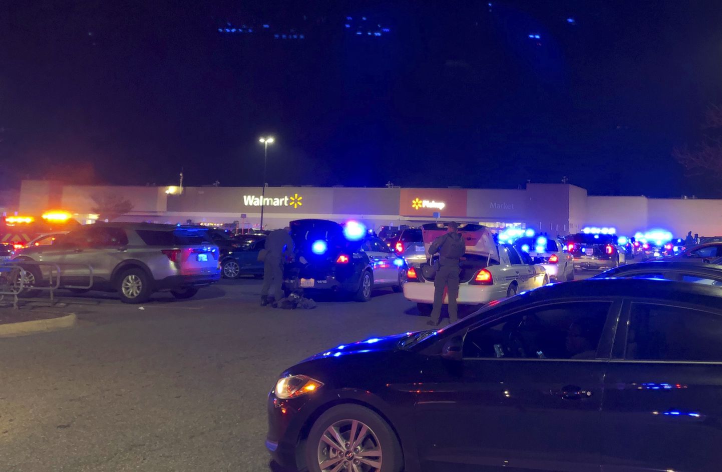 Politseioperatsioon Walmarti juures ööl vastu 22. novembrit.
