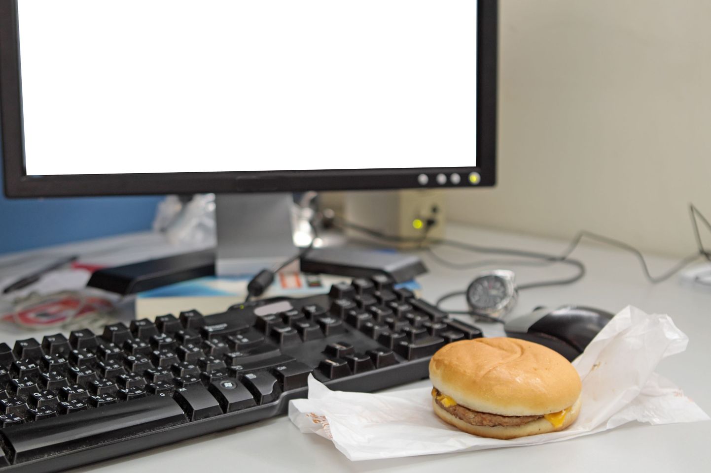 Arvuti taga söömine on kontorites väga levinud.