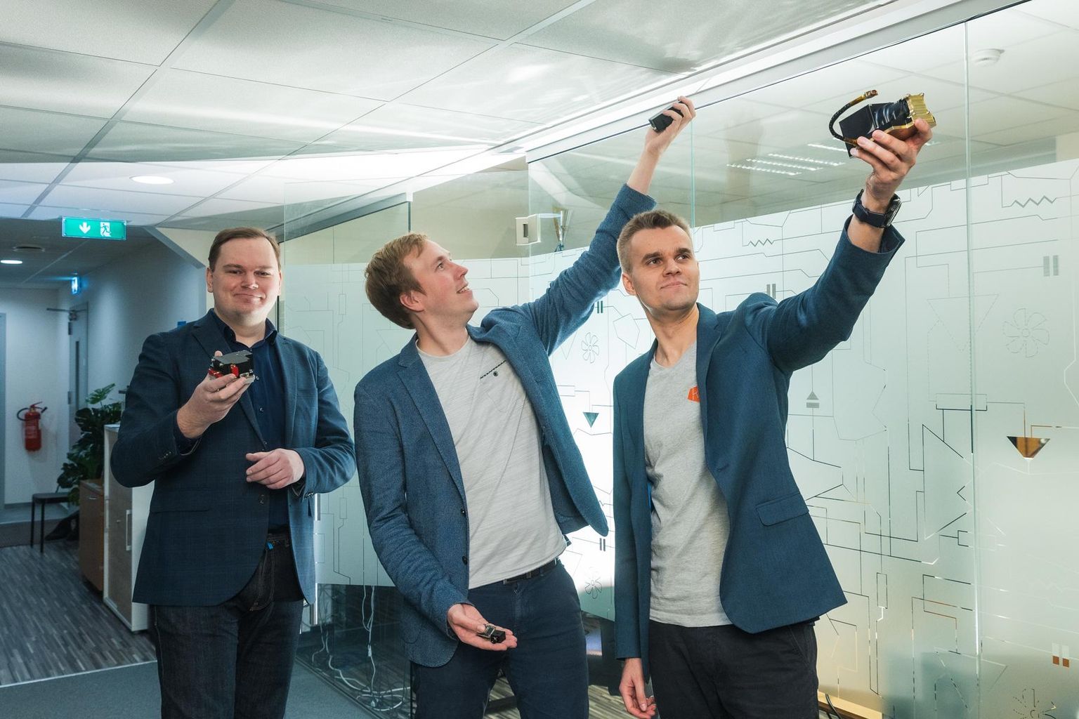 Vasakult Mihkel Pajusalu (Tartu observatoorium), Jaan Viru (Crystalspace), Jaan Hendrik Murumets (Krakul) ja kaameramudelid, mis on aluseks Kuule saadetava kaamera arendamisel.