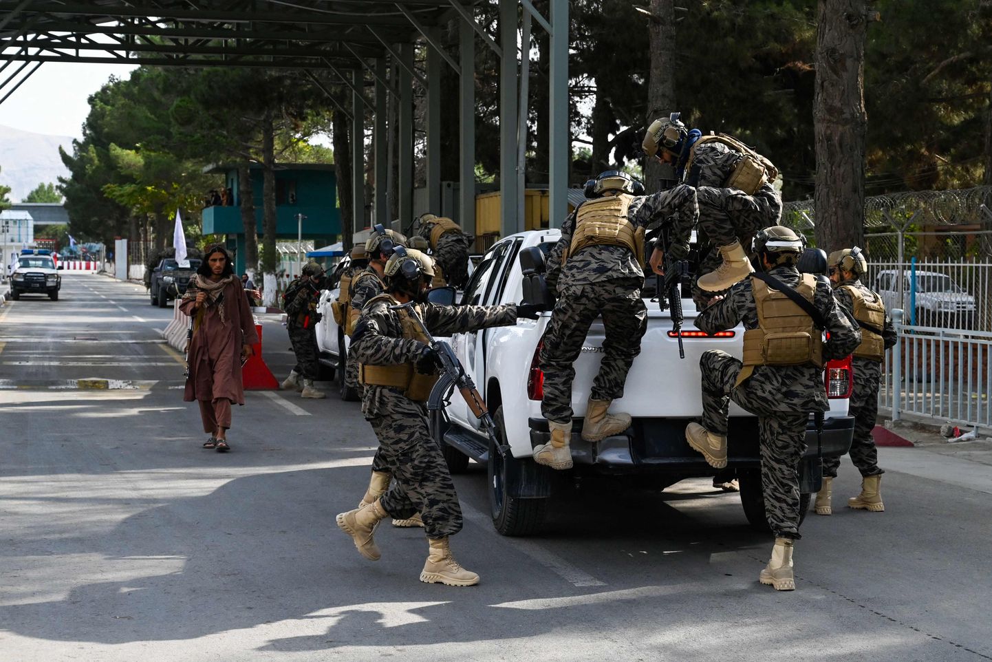 Боевики "Талибана" у аэропорта Кабула. 31 августа 2021 года