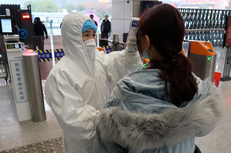 Reisijate kontrollimine Hiinas Hubei provintsis Xianningi raudteejaamas.