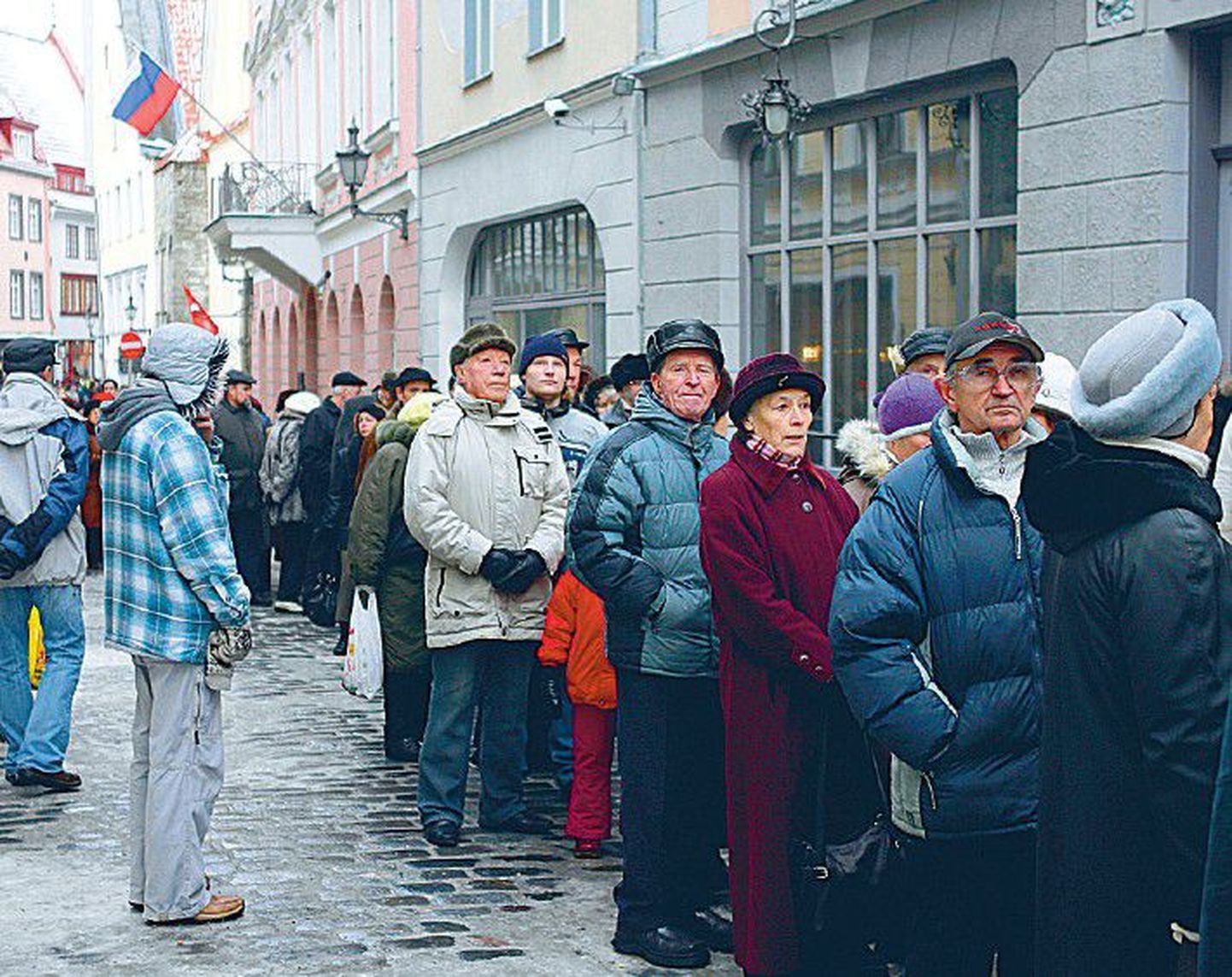 Четыре года назад желающие проголосовать в выборах в Госдуму РФ стояли в длинной очереди к посольству России в Таллинне.