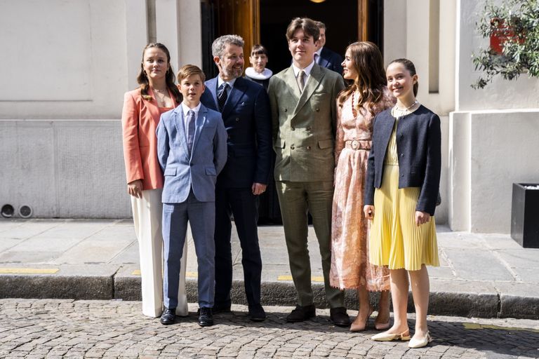 Король Дании с женой и детьми.