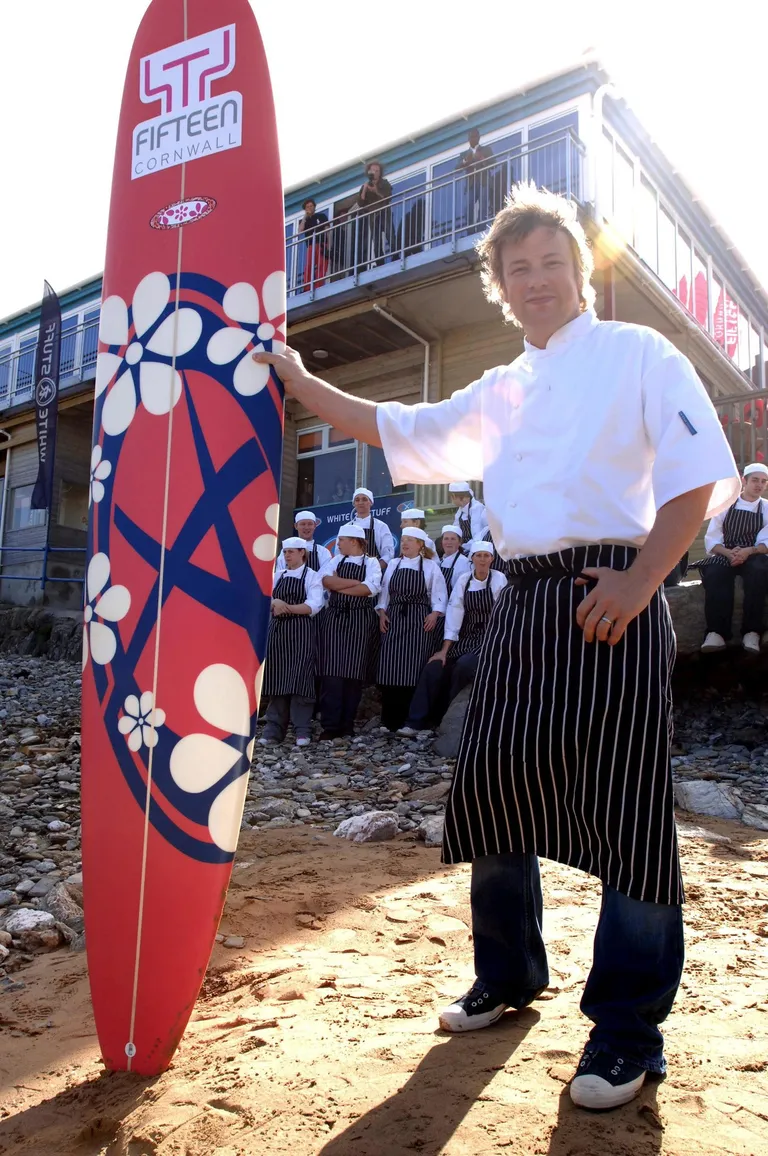 Jamie Oliver koos kokkadega Fifteen Cornwalli restorani juures 2018. aasta mais.