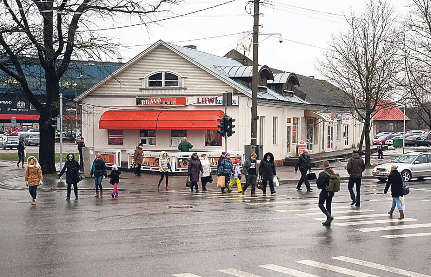 Praegu asuvad Pikk 12 majas mitmed kauplused.