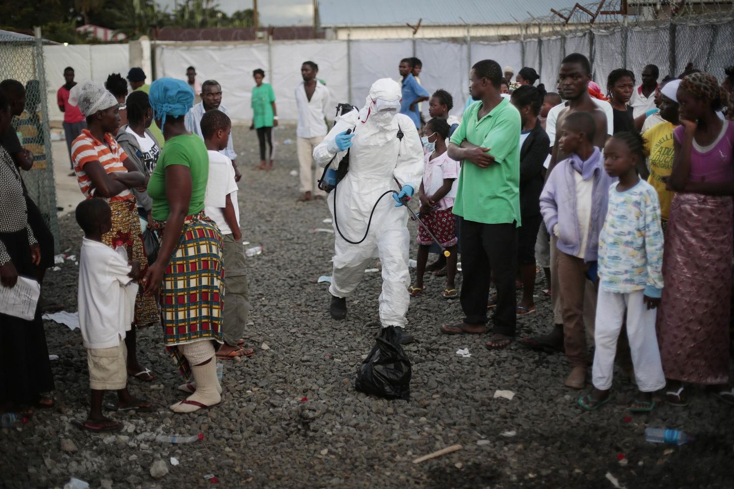 Peamiselt Lääne-Aafrikat laastanud ebolakriisist on võtta konkreetne õppetund, mis võib korduda koroona puhul. Nimelt see, et enne lõplikku raugemist võib tõve levik anda mitmeid valenegatiivseid ja võltsoptimismi tekitavaid näite.