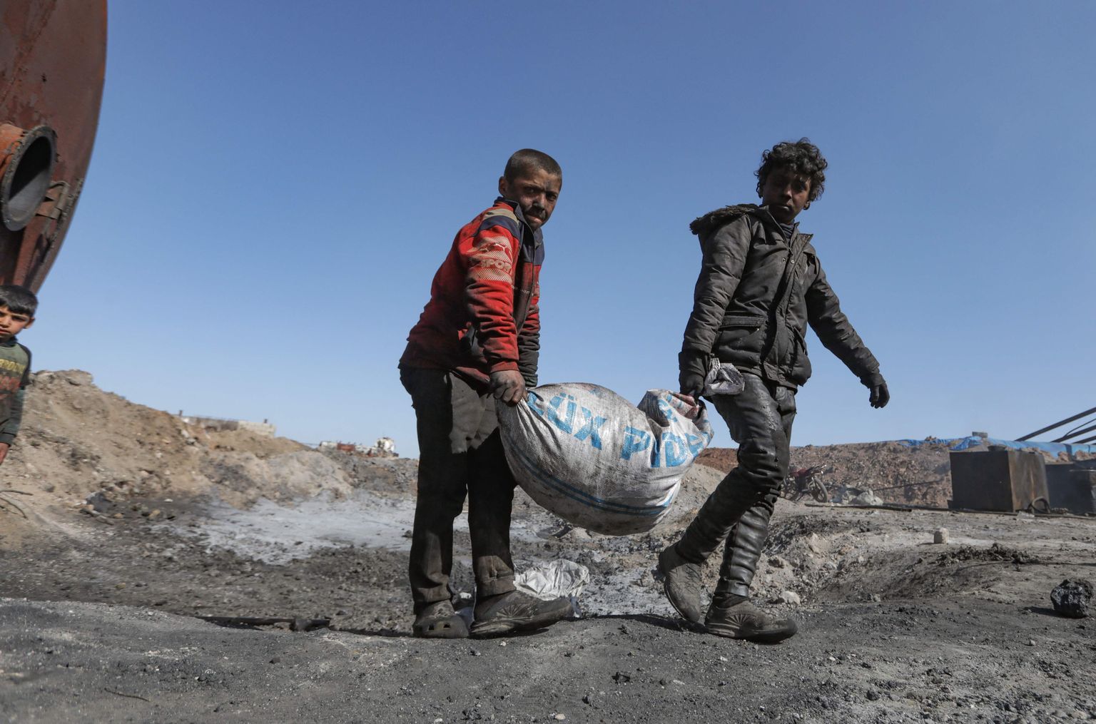 Sisepõgenikest Süüria poisid töötavad ajutises nafta rafineerimise tehases Türgi toetatavate üksuste kontrolli all oleval territooriumil Aleppost põhjas.