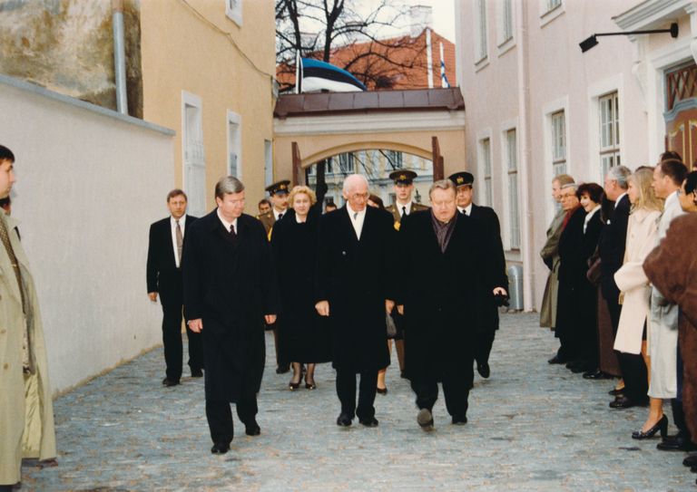 Renoveeritud saatkonnahoone avamisel 12. novembril 1996 olid kohal mõlema maa presidendid abikaasadega – Lennart Meri ja Helle Meri ning Martti Ahtisaari ja Eeva Ahtisaari.