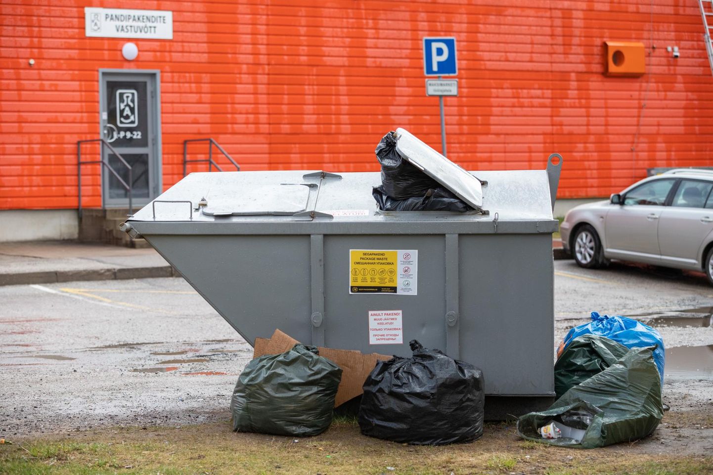 Viljandi Maksimarketi taga olev prügikonteiner on üks paljudest, mis on pidevalt täis ning ümbritsetud jäätmetega.