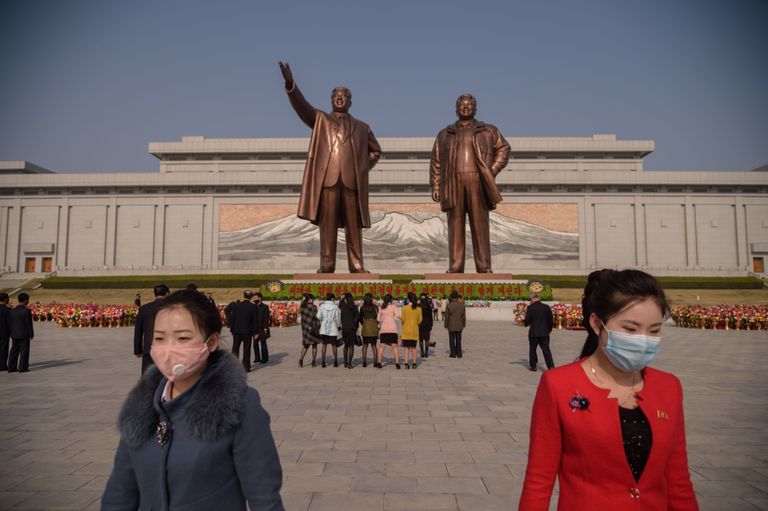 Põhja-Korea endiste liidrite Kim Il-sungi ja Kim Jong-ili mausoleum Pyongyangis. Põhja-Koreas tähistatakse 15. aprillil Kim Il-sungi sünniaastapäeva ja see kannab nime Päikese päev. Põhjakorealased viivad siis riigijuhtide kujude juurde lilli