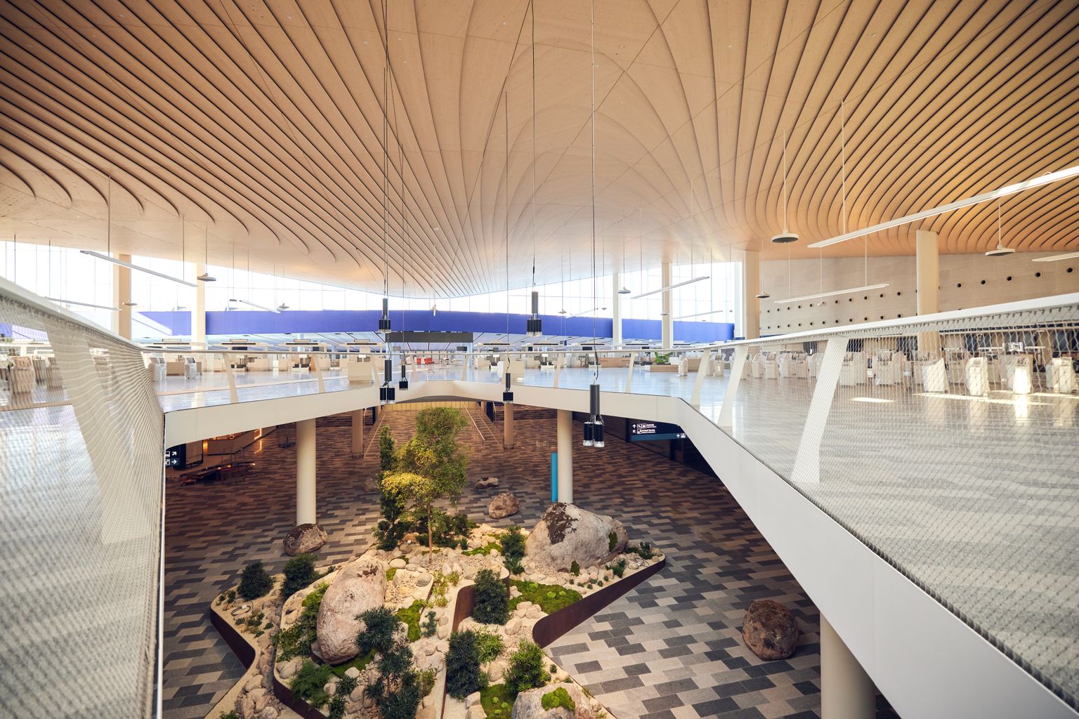 Uue terminali puitlagi on Soome kuusest, väljuvate reisijate alalt näeb ka saabuvate reisijate poolele.