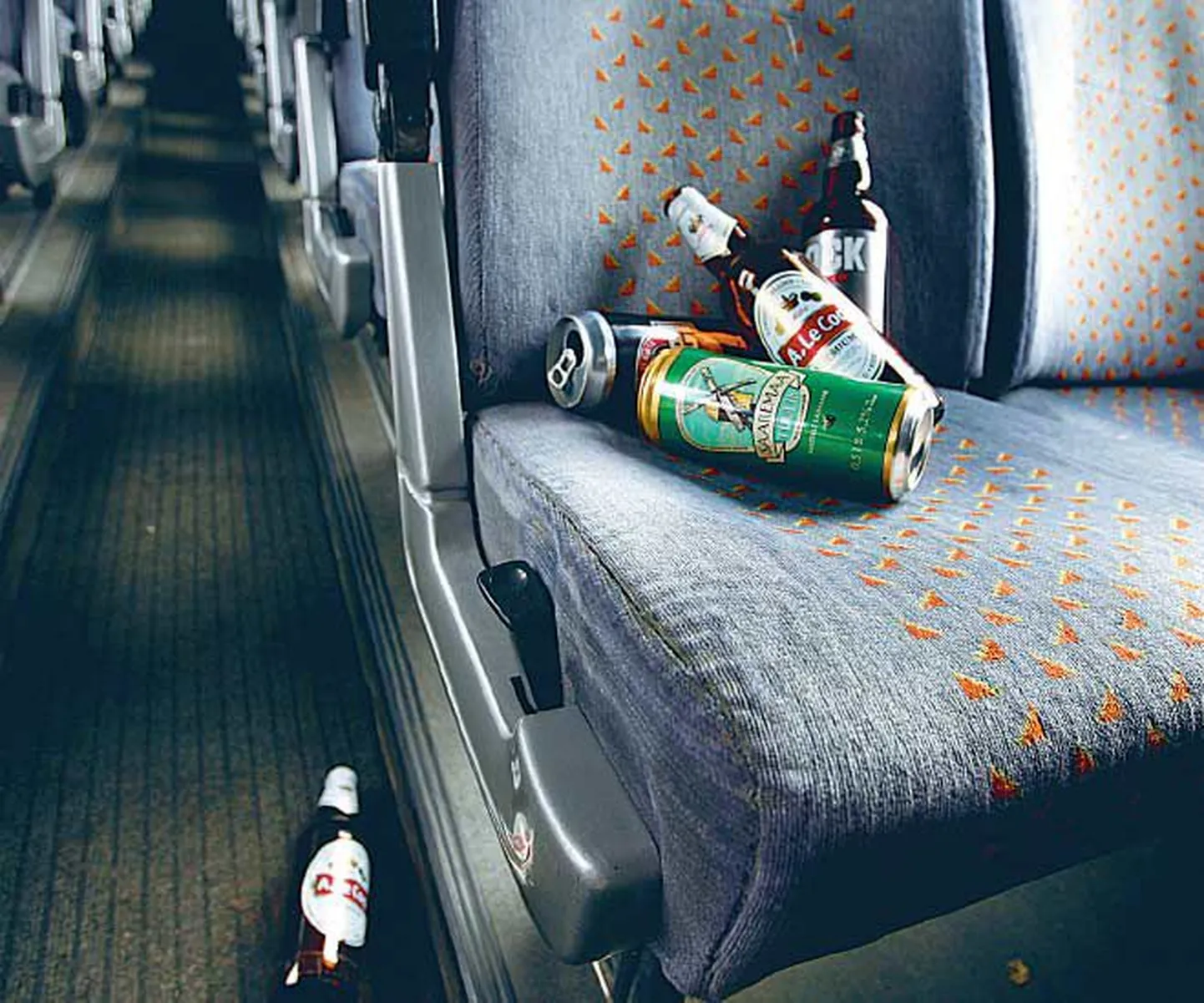 Bussis kui avalikus kohas on keelatud alkoholi juua või viibida olekus, mis võib kaaskodanikke solvata.