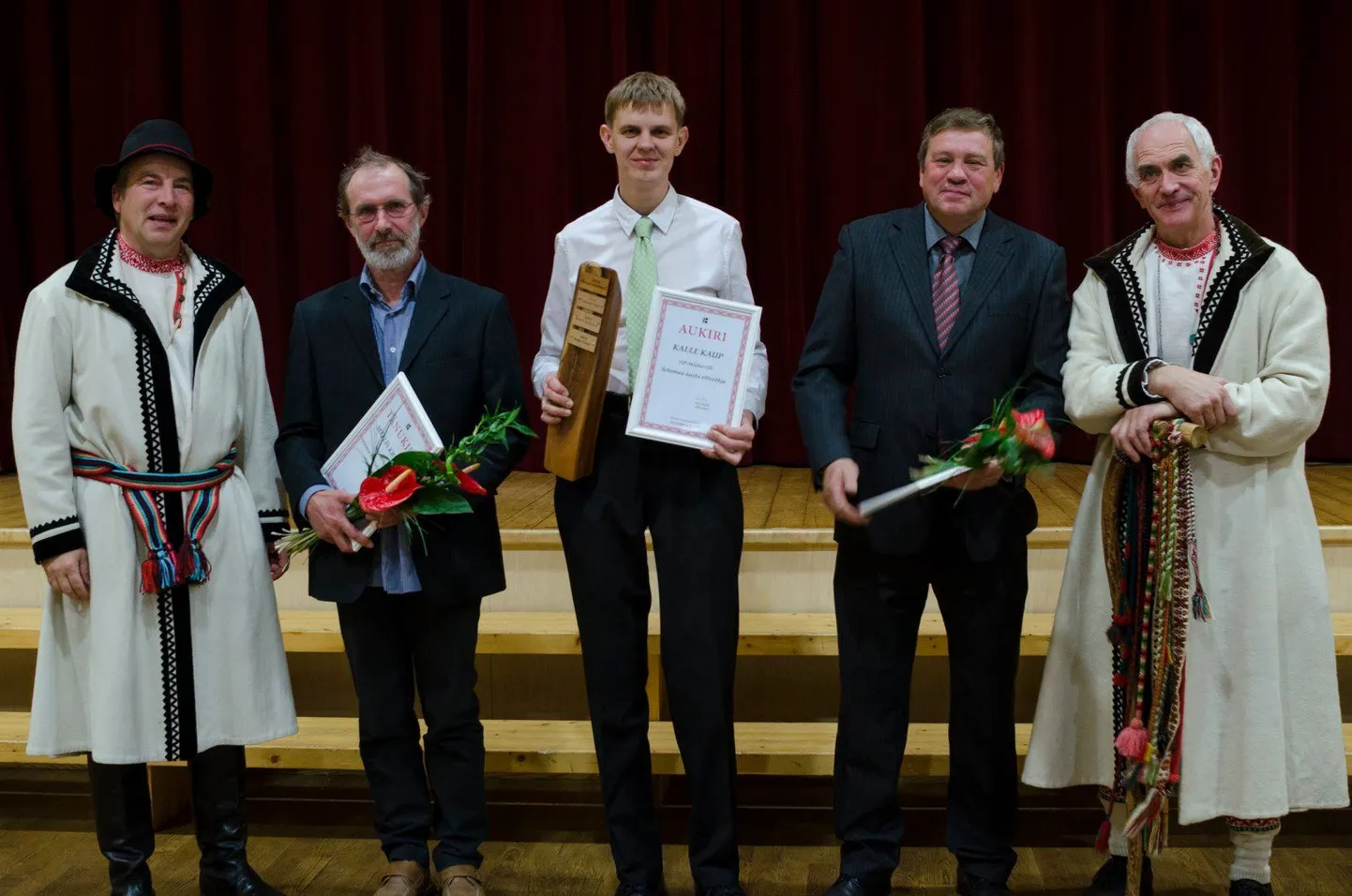 Vasakult: Setomaa vallavanem Raul Kudre, tänukirja pälvinud Meelis Krigul, Setomaa aasta ettevõtja 2018 Kalle Kaup, tänukirja pälvinud Margus Alver, Setomaa ülembsootska Aare Hõrn