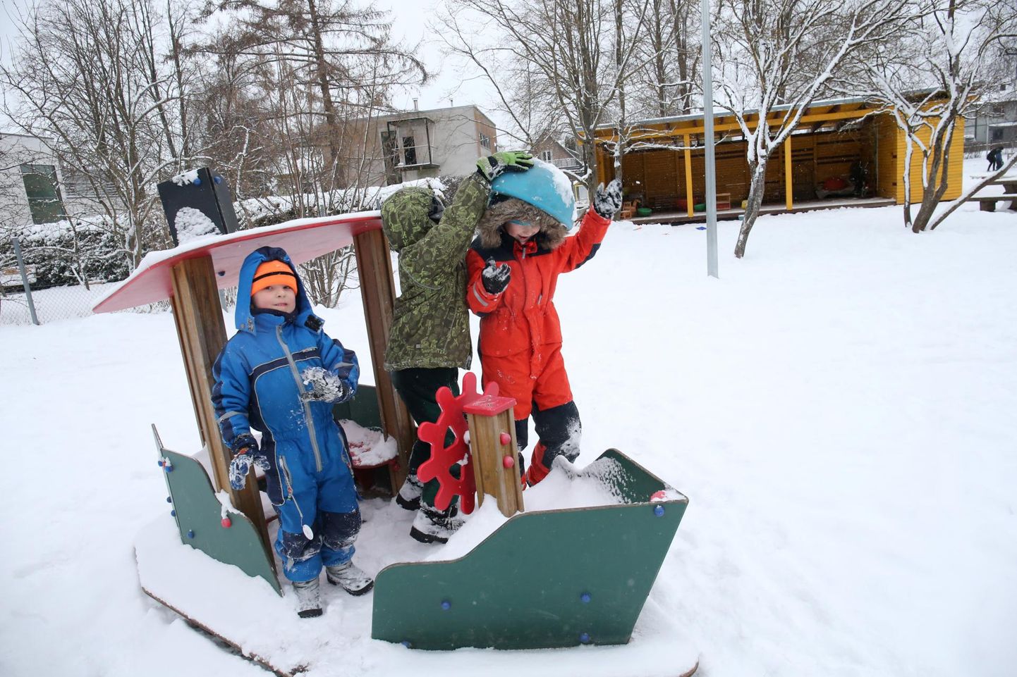 Maarjamõisa lasteaia mudilased lustisid eile lumesajus. Homsest jääb põnne lasteaedades vähemaks, sest valitsus soovitab lapsed koju jätta.