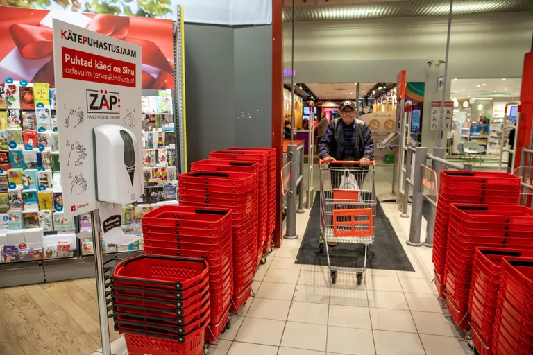 Pärnu Rimi hüpermarketis ei jäänud desinfitseerimisvahend tähelepanuta.