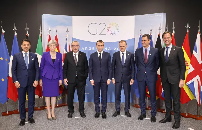 Vasakult: Itaalia peaminister Giuseppe Conte, Ühendkuningriigi peaminister Theresa May, Euroopa Komisjoni president Jean-Claude Juncker, Prantsusmaa president Emmanuel Macron, Euroopa Ülemkogu alaline eesistuja Donald Tusk, Hispaania peaminister Pedro Sanchez ja Hollandi peaminister Mark Rutte.