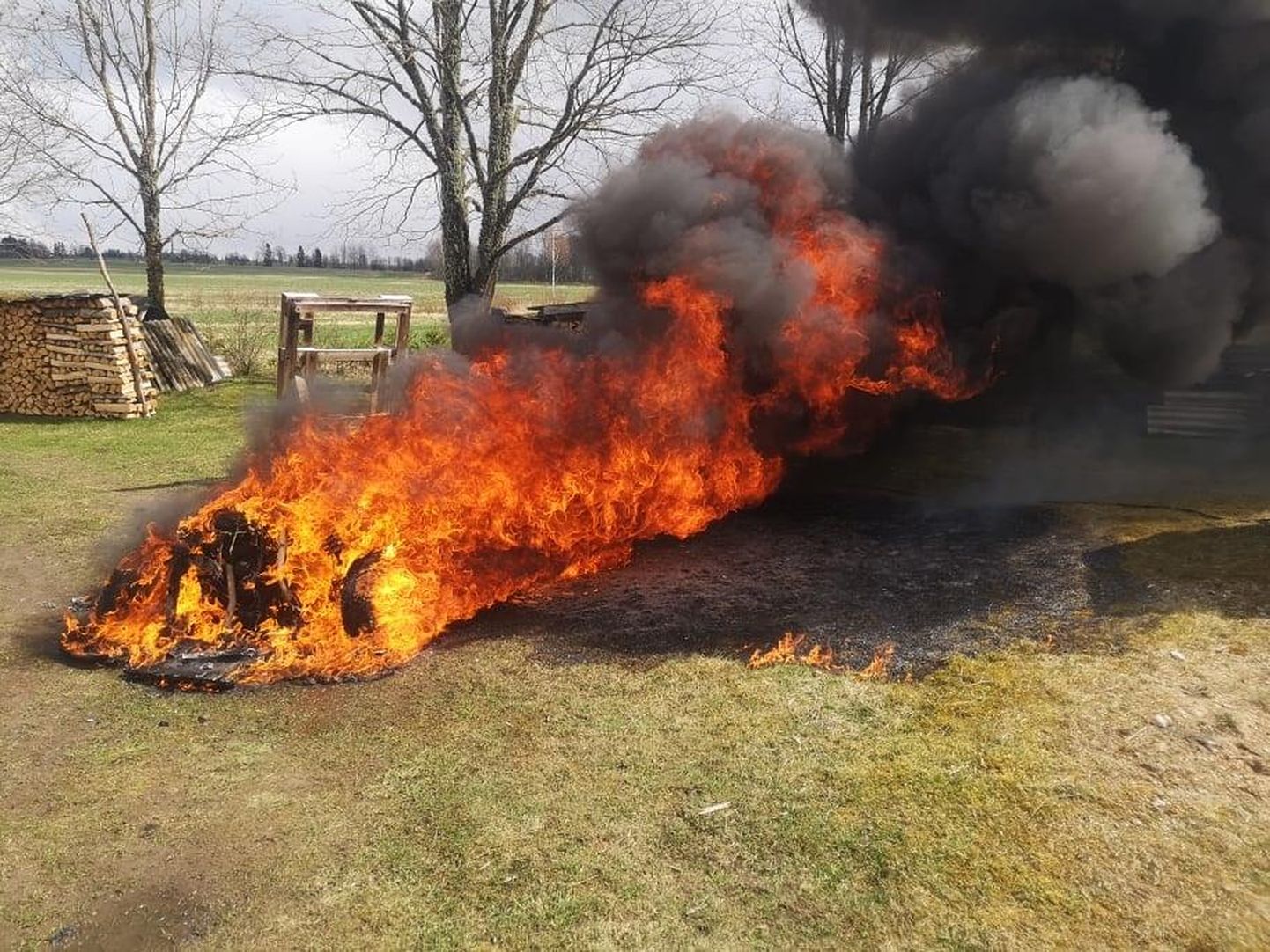 Põhja-Pärnumaa vallas Kalmaru külas hävis tules rollerauto. Foto on illustreeriv.