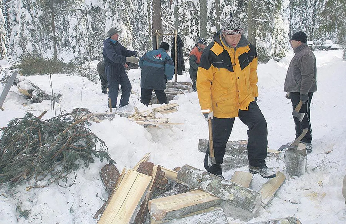 Metsapäevast osavõtjad pidid toime tulema kirve ja kahemehesaega ning laduma puid riita nii, et see kevadel püsti jääks.