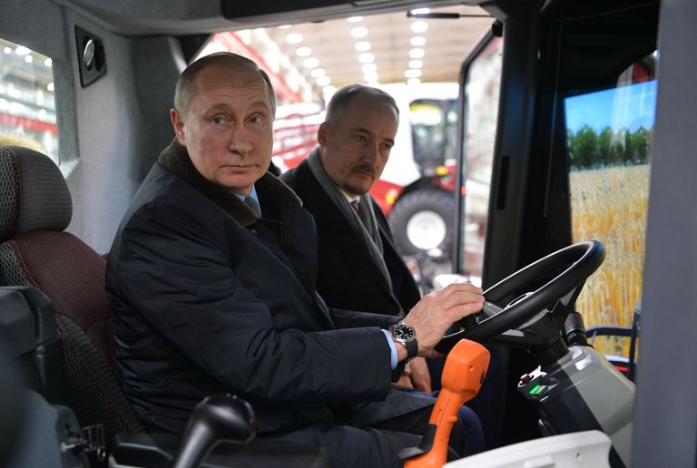 Vladimir Putin Doni-äärses Rostovis, kus ta külastas põllumajandusmasinaid tootvat firmat ja istus kombainisimulaatori rooli.