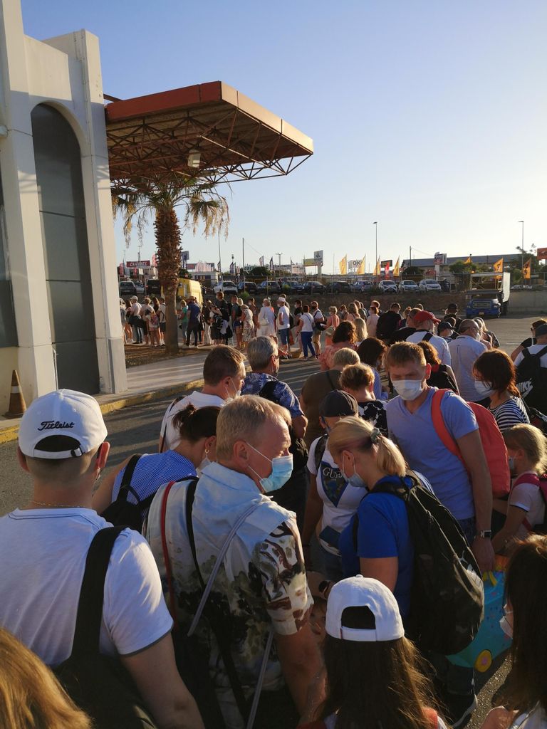Eestlased moodustasid lennureisi järel Kreetale pääsemiseks nobedasti järjekorra. Heraklionase lennujaam on vana ja kulunud ning ajab vaid läbi häda asja ära. Uus lennujaam peaks valmima 2026. aastaks, vähemasti optimistide meelest. FOTO: