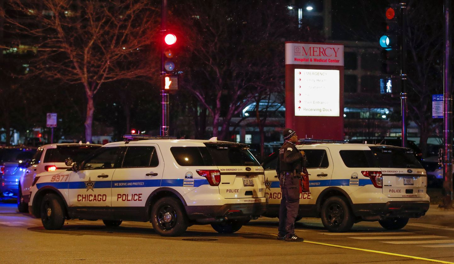 Politseiautod Chicago Mercy haigla juures.