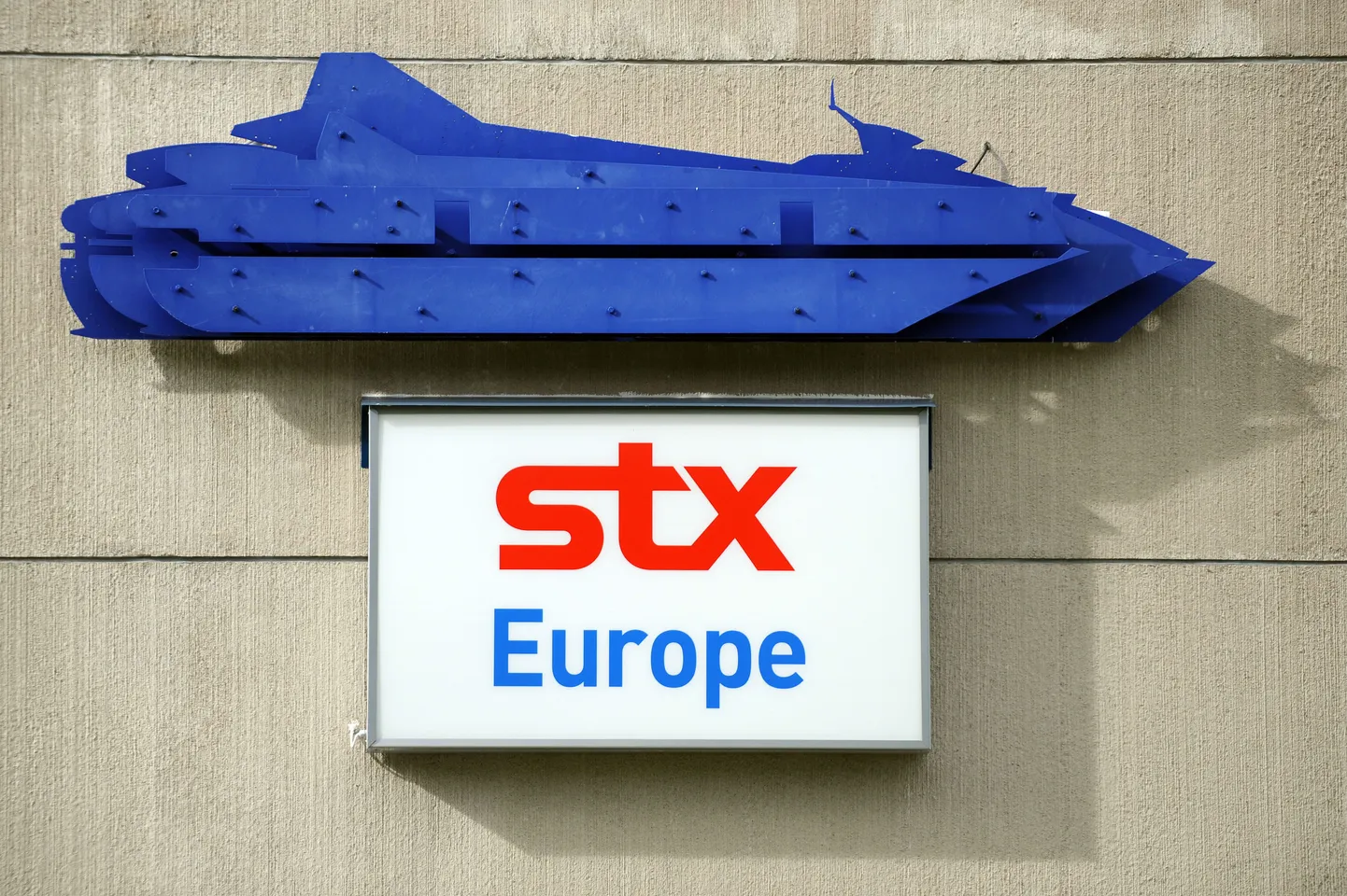 STX Europe logo Turu laevatehase hoonel.