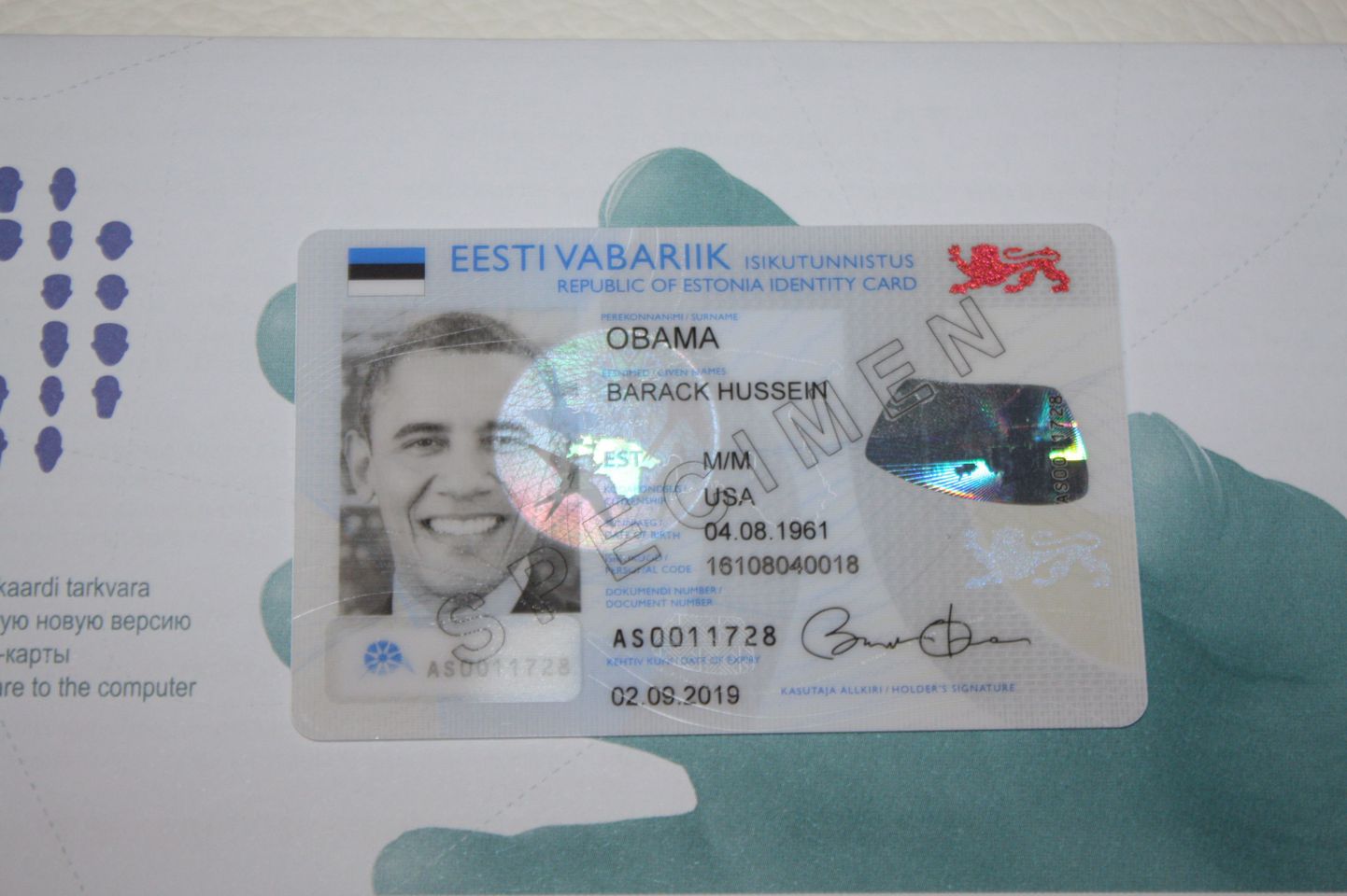 Barack Obamale kingitud ID-kaardi näidis.