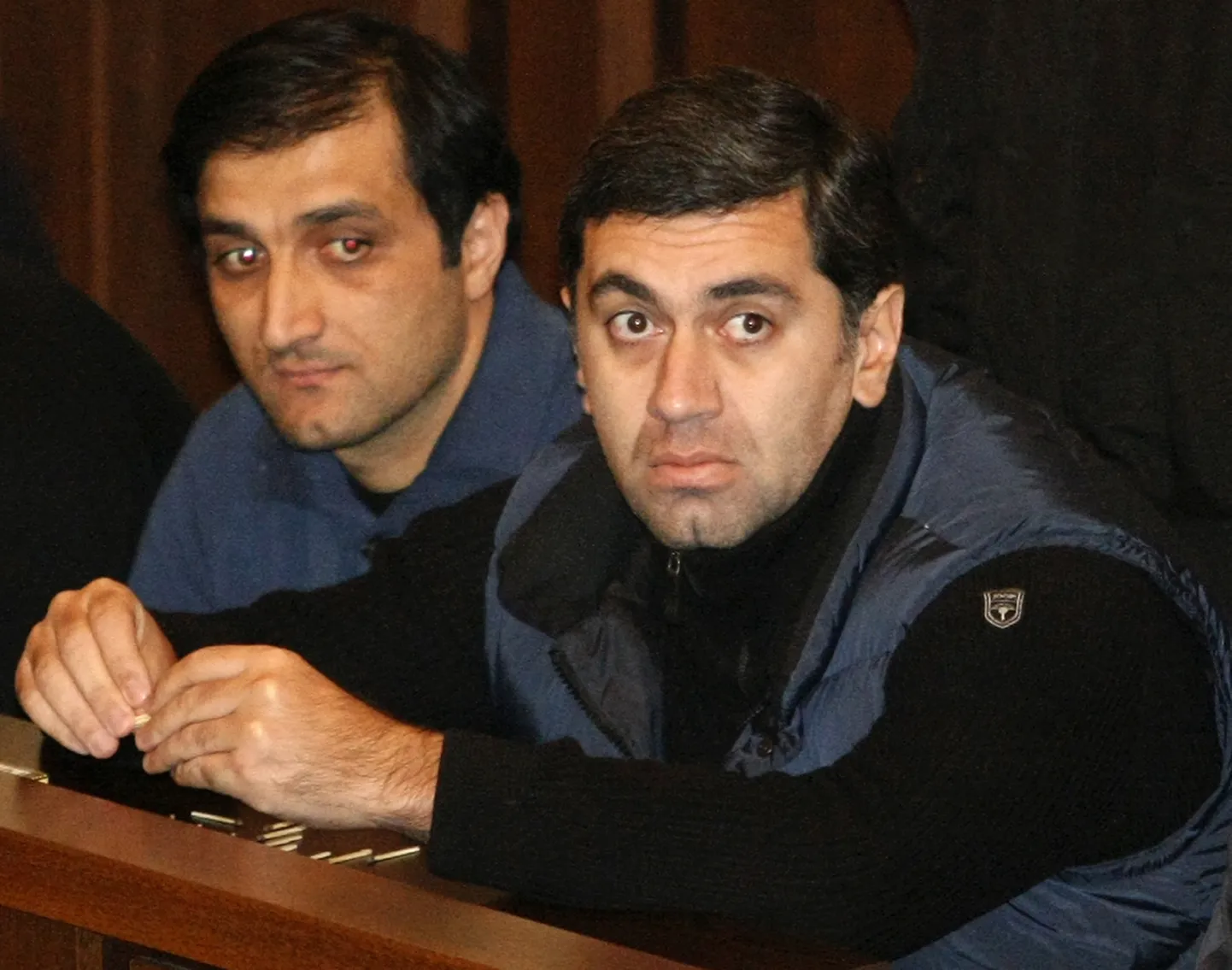 Gruusia endine kaitseminister Irakli Okruašvili (paremal) Thbilisi kohtus.