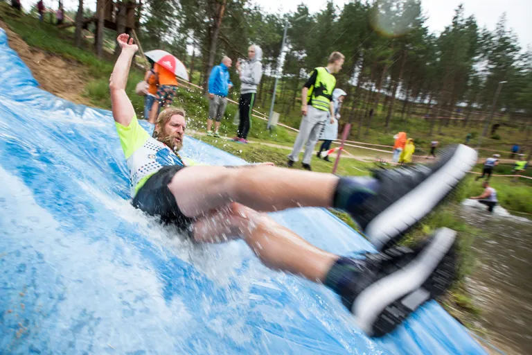 Pikk liurada otse järve – osa takistusi olid tõelised maiuspalad. Kui aega ei võetaks, jääkski siia kelgutama.