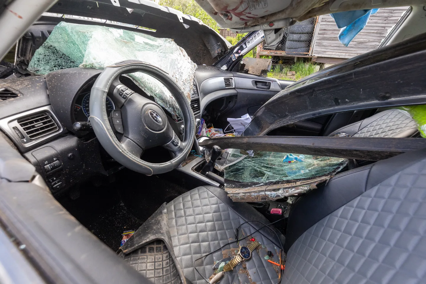 Попавший в ДТП автомобиль Subaru.