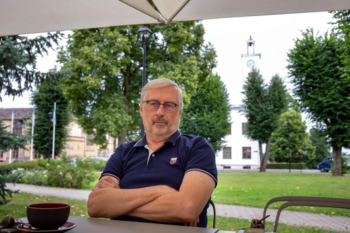 Jaak Jõerüüt nimetab poliitikute allakäiku, pihustunud ühiskonda ja keskkonnakriisi üheks suureks probleemipuntraks, mis on kõik omavahel seotud. "Aga mis lahendust saaksin mina siin Viljandis, mõnusa kohviku terrassil, pakkuda? Mul ei ole seda," tunnistab ta.