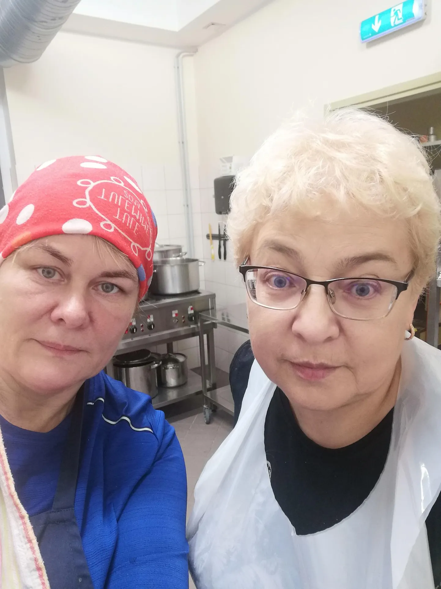 Paide pansionaadi abipalve peale võtsid koha köögis sisse naiskodukaitsjad Maire Ausin (vasakul) ja Siiri Sitska.