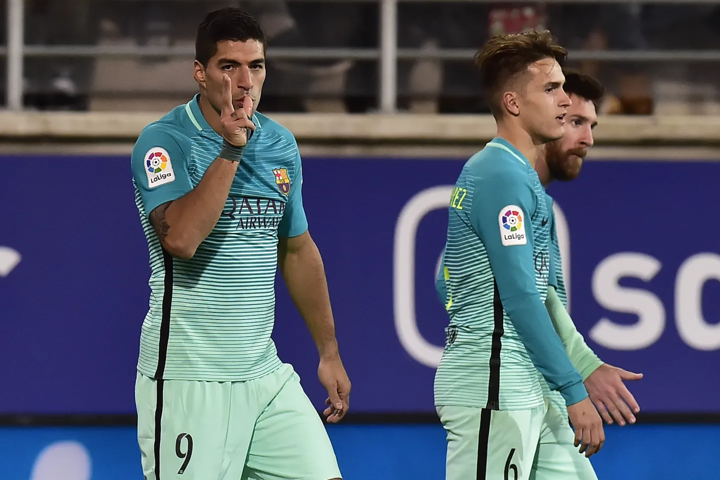 Denis Suarez (paremal) ja Luis Suarez Barcelona meeskonna särgis.