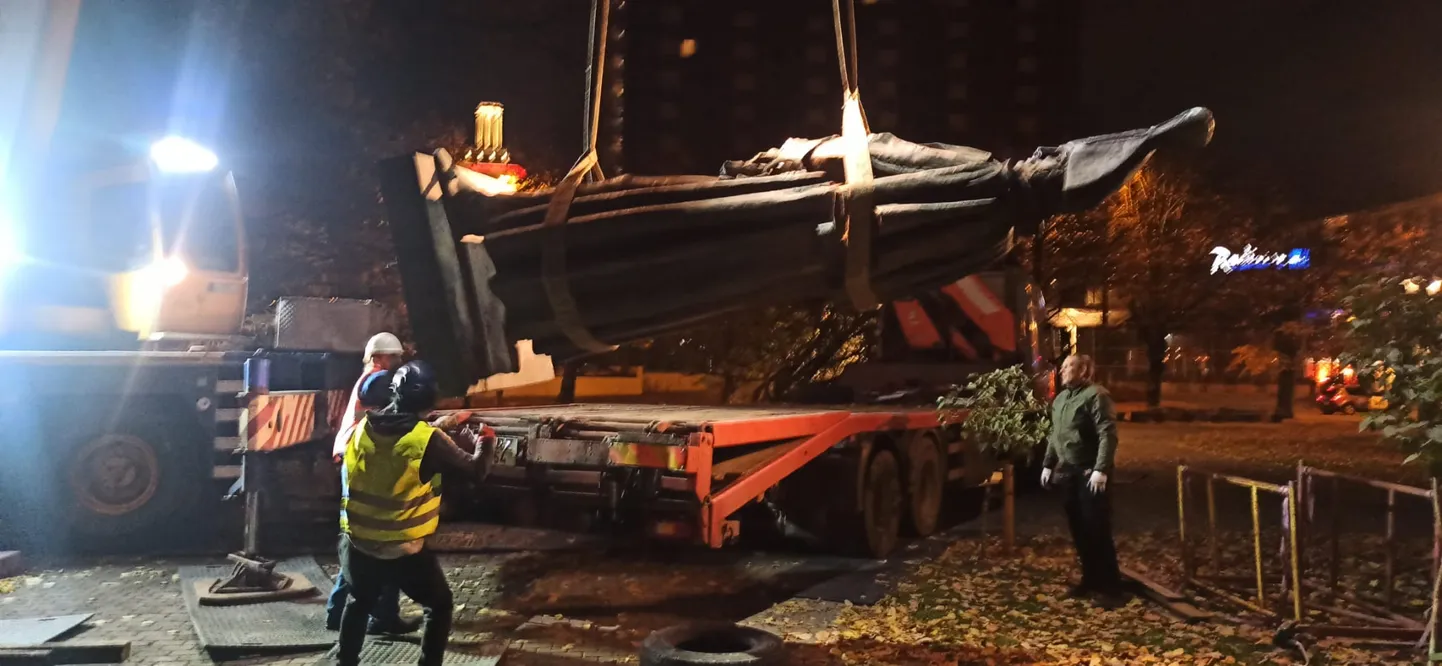 Esplanādē demontēts cariskās Krievijas karavadoņa de Tolli piemineklis
