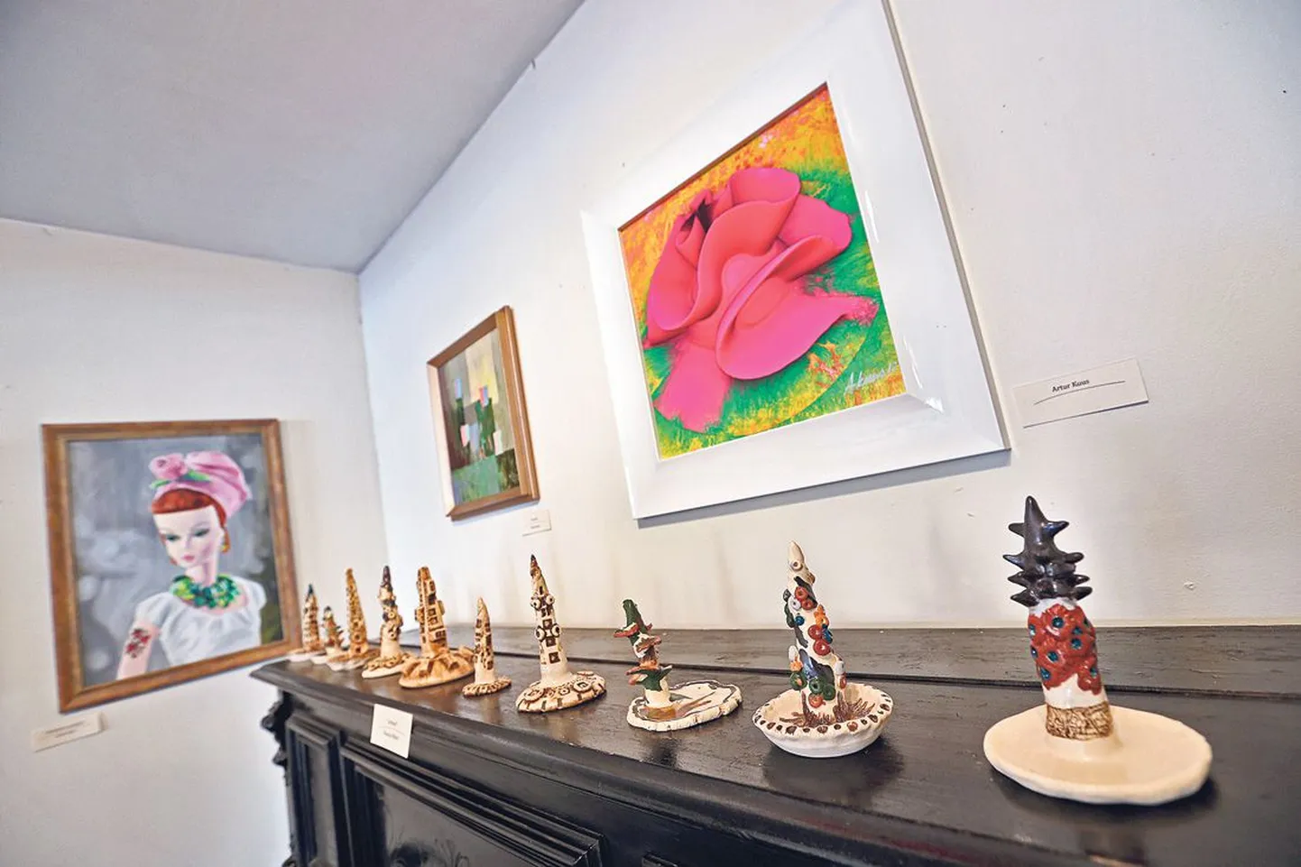 Mikkeli galerii klaveril on Maanus Mikkeli pisiplastika sari «Idutavad», mis on väljapaneku ainus ruumiline teos. Seinal on Heiki Kähri «Rohelised mardikad» (vasakult), Martti Ruusi «Kvartett» ja Artur Kuusi nimetu digimaal.