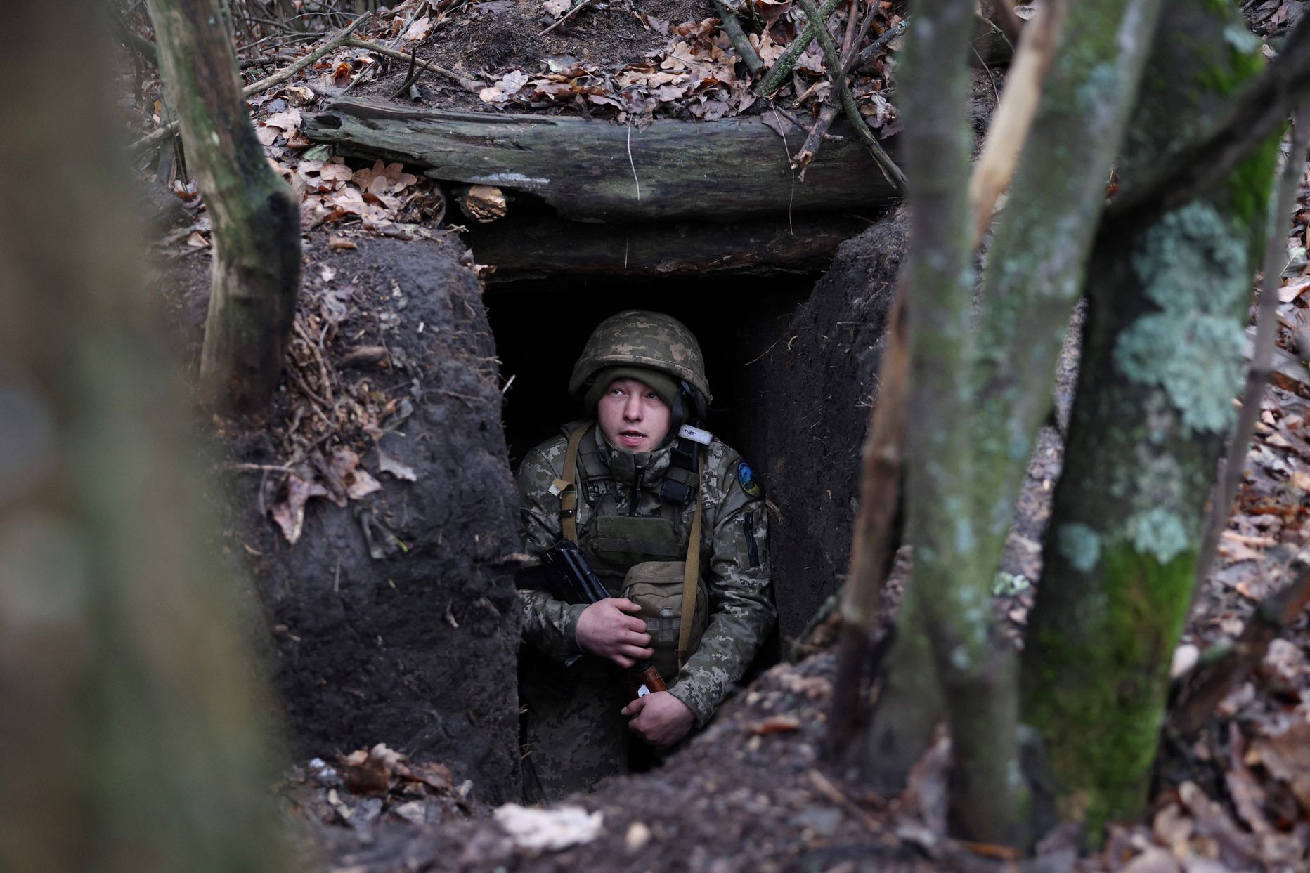 Ukraina sõdur vaatamas välja varjendist Bahmuti lähedal rindel.