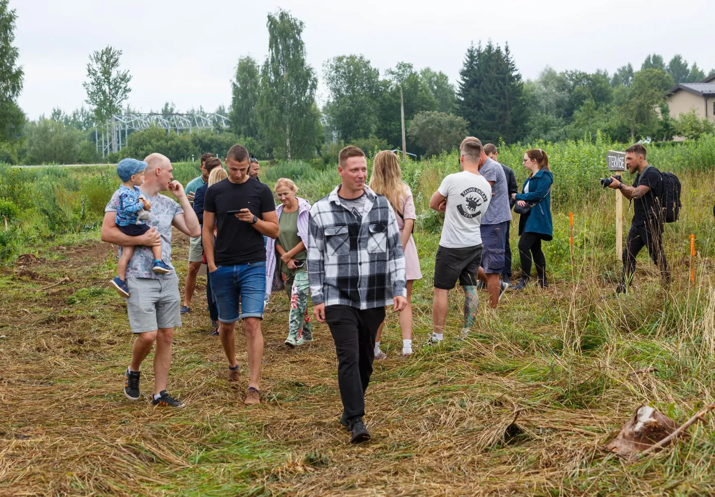 Huvilised reedel Tõrva uut elamurajooni uudistamas.