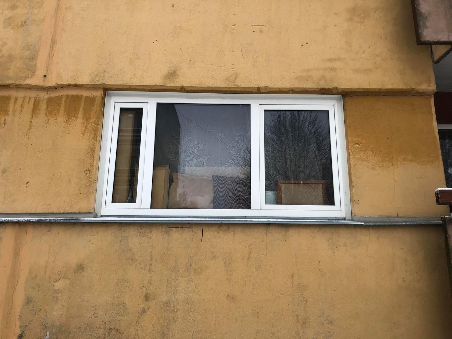 Kinnipeetud tagaotsitava esimesel korrusel asuva korteri aknad on patjadega kinni kaetud.