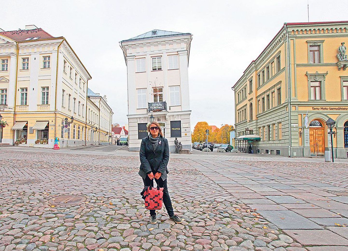 Direktor Rael Artel Tartu kunstimuuseumi ees mullu sügisel.