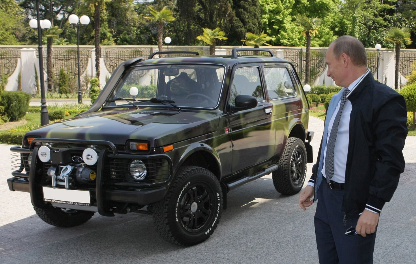 Vladimir Putin naeratamas oma uuele Nivale 16. mail 2009 Sotšis. 25. jaanuaril 2010 tunnistas toonane Venemaa peaminister, et kapoti all on hoopis Opeli mootor.
