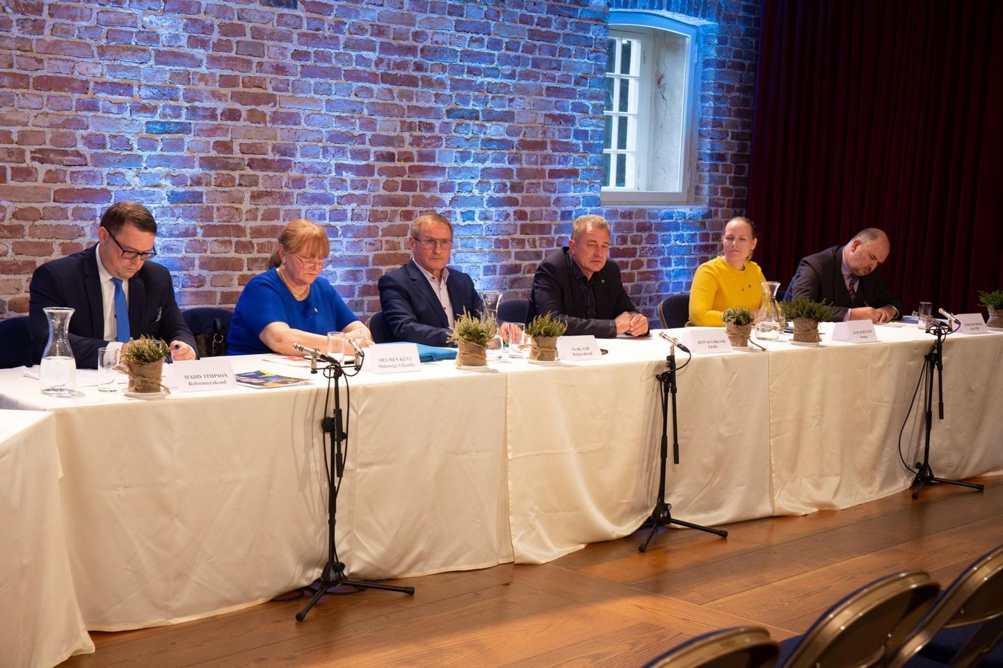 Linnapeakandidaadid (vasakult) Madis Timpson, Helmen Kütt, Jaak Aab, Rein Suurkask, Jane Koitlepp ja Ando Kiviberg pidid rääkima, kuidas linnale raha juurde saada.