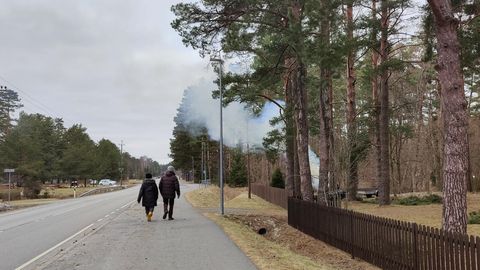 SÕDA KEVADLÕKKE PÄRAST ⟩ Pärnu koduhoovis tehtud lõke põhjustas sotsiaalmeedias lärmi, linnavalitsus võib tossutajaid lausa trahvida