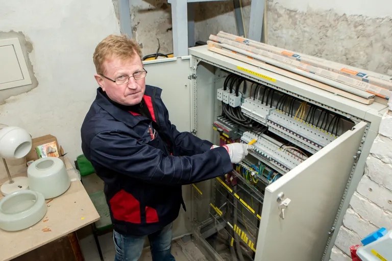 LINNUSEMÜÜRIDE VAHEL: Kuressaare linnuses võeti sellel aastal ette suuremahulised tööd. Elektrik Leo Orb annab neis oma osa.